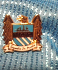 MANCHESTER CITY MCFC  CREST BADGE WHITE LATIN BANNER 20X 20 MM
