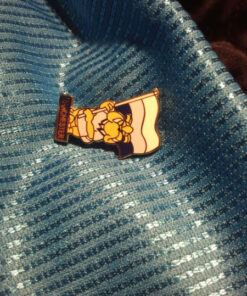 MANCHESTER CITY BULLDOG WITH CITY COLOURS  FLAG BADGE