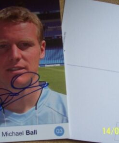 BALL SIGN MANCHESTER CITY PHOTO POSTCARD 100% REAL MAN